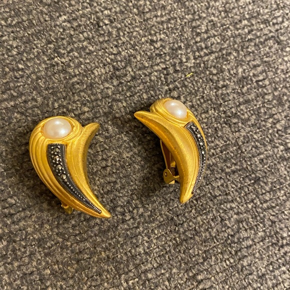 Judith Jack Art Deco Satin Gold Marcasite and Pearl Vintage Clip on Earrings - Picture 8 of 8